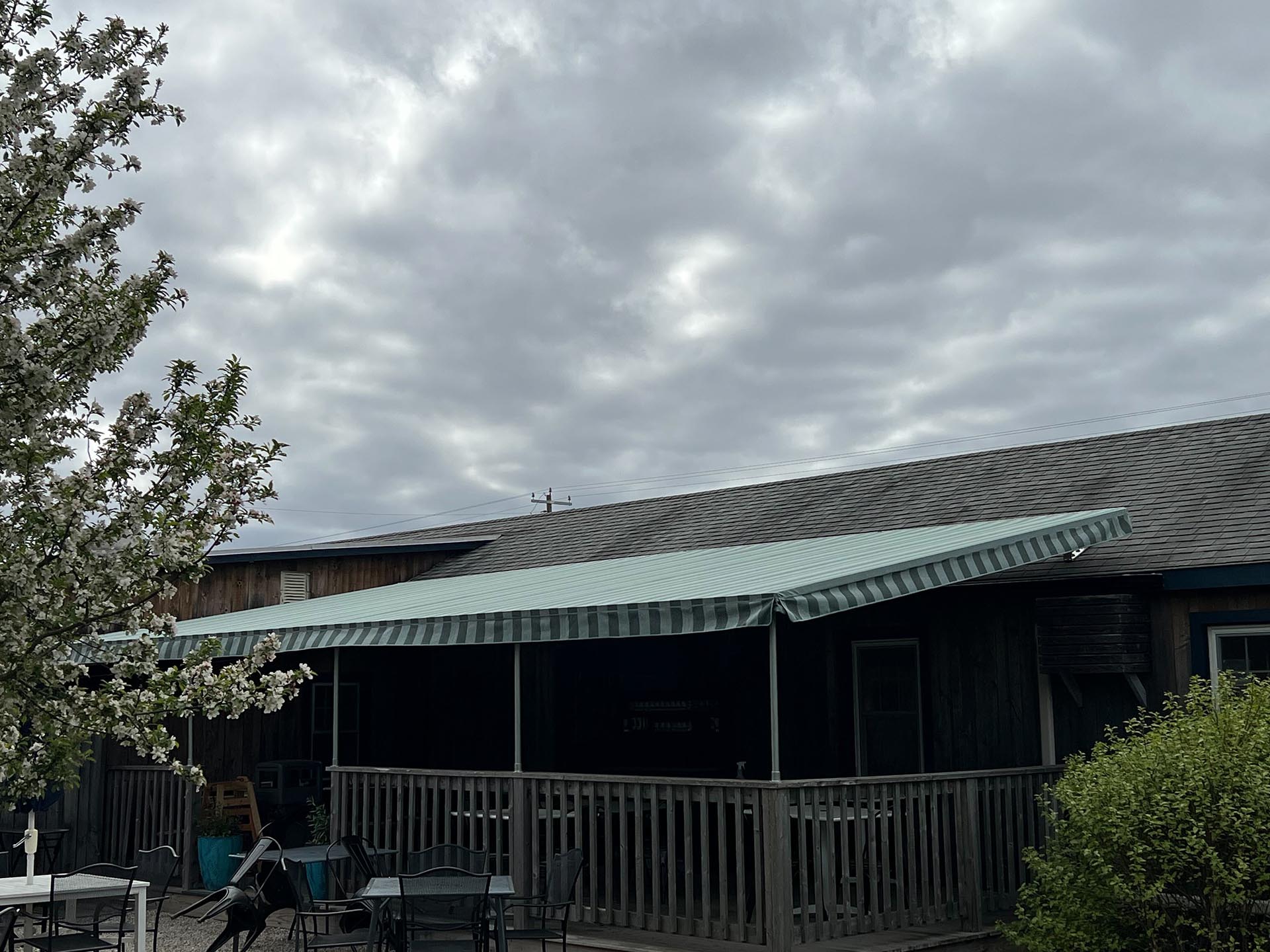 canvasworks awning at hanks restaurant in Cape Elizabeth